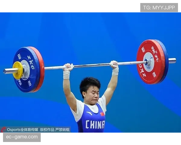 廖秋云训练完啃鸡腿的样子，真不像举重冠军