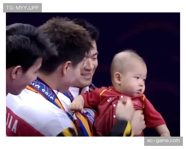 郑思维训练完直接去接娃，球包还没放下就开始辅导作业